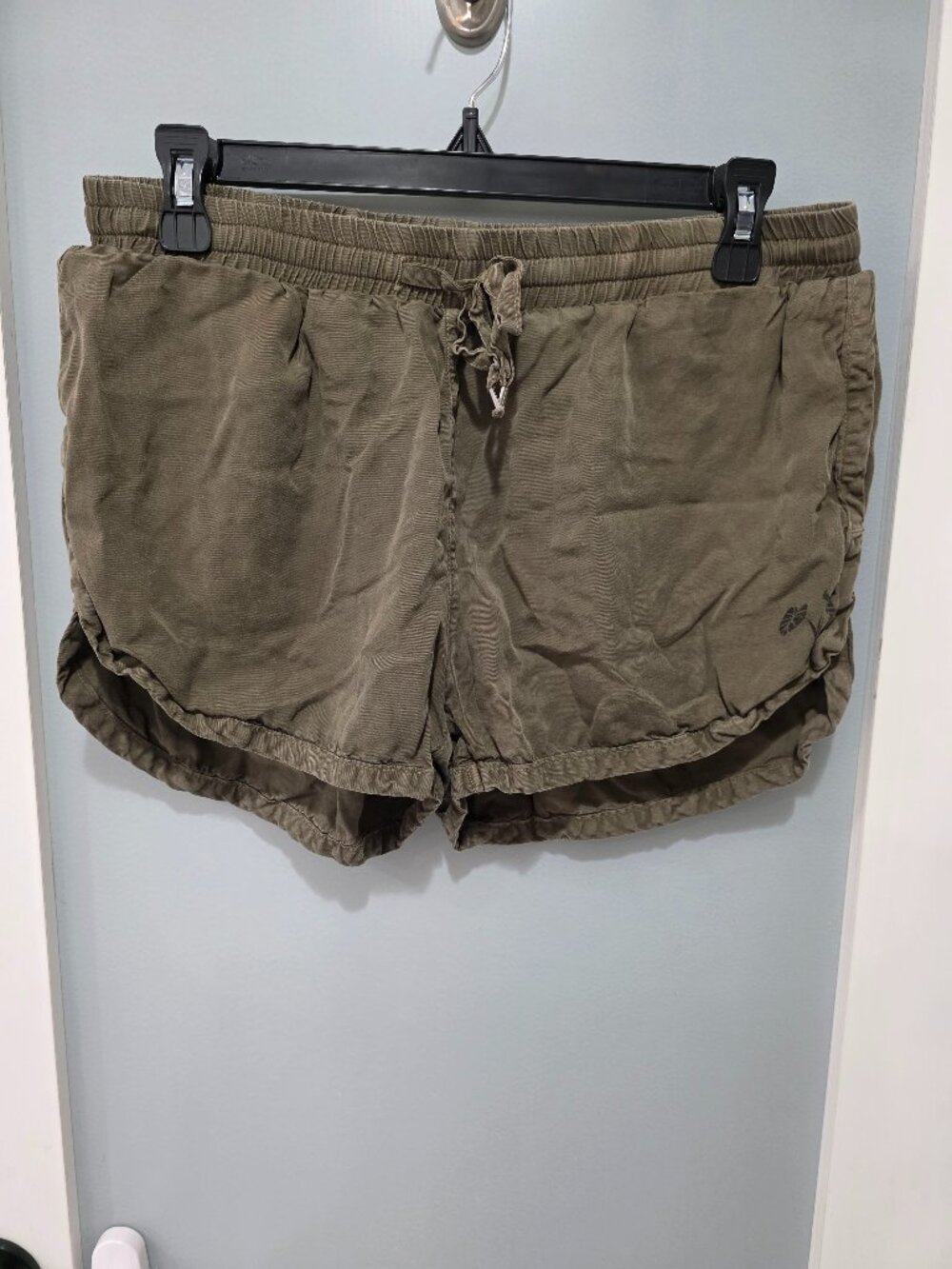 Kai Aloha Army Green Shorts  Size L  Drawstring Elastic Waist Layered‎